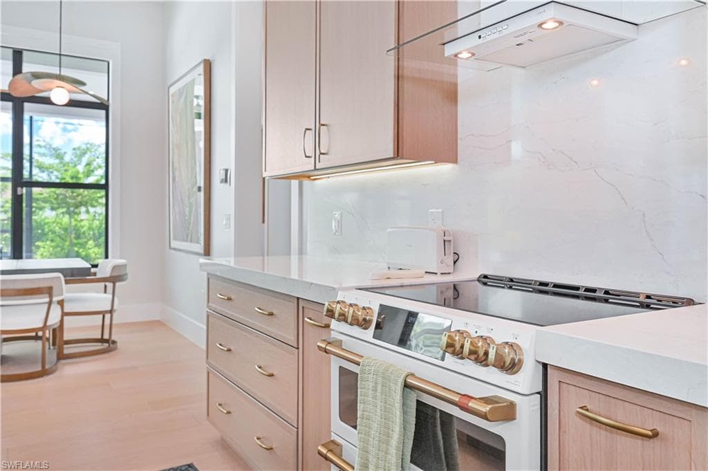 818 93rd AVE N, NAPLES FL 34108-15