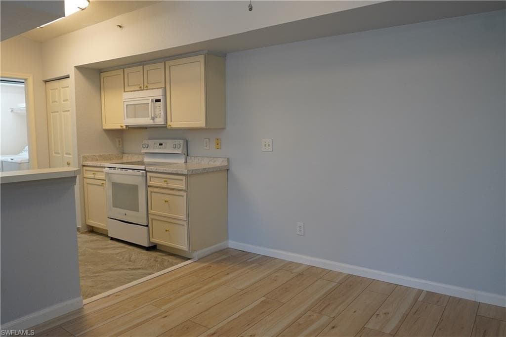 4720 Saint Croix LN # 136, NAPLES FL 34109-4