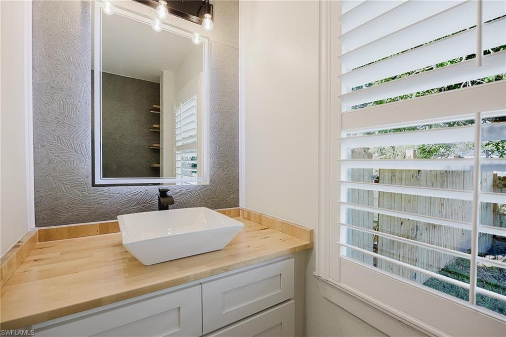 213 W McKenzie ST, PUNTA GORDA FL 33950-27