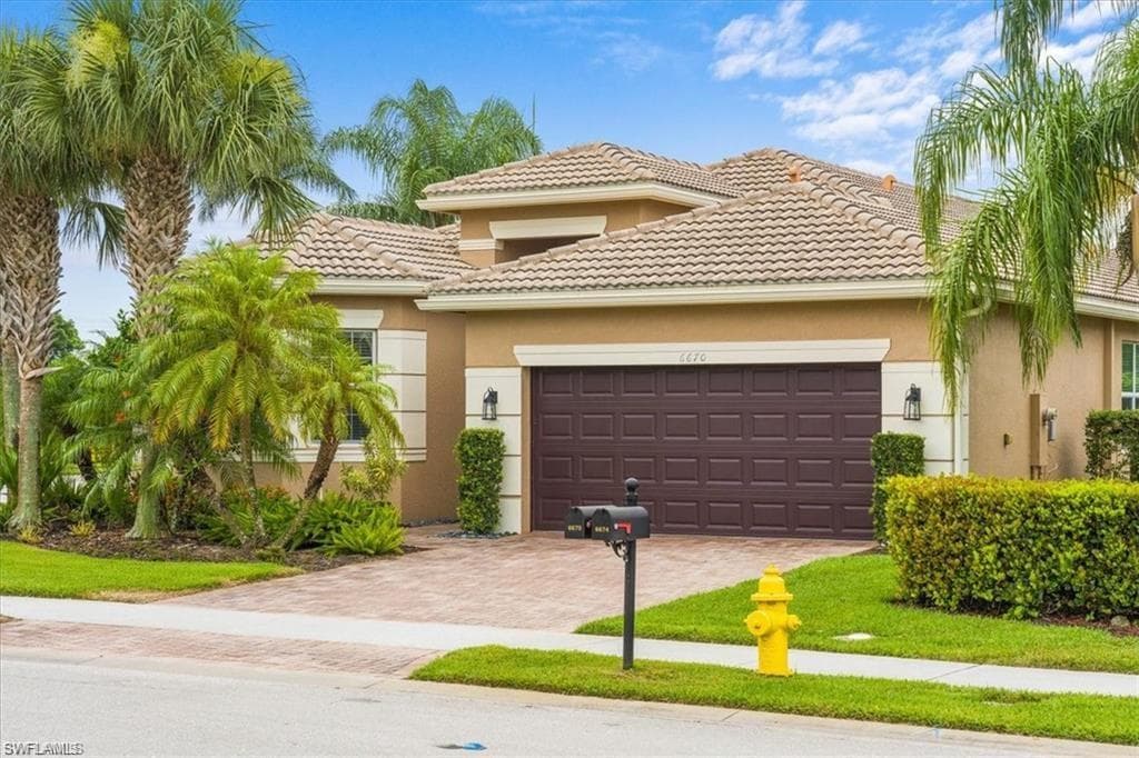 6670 Marbella LN, NAPLES FL 34105-1