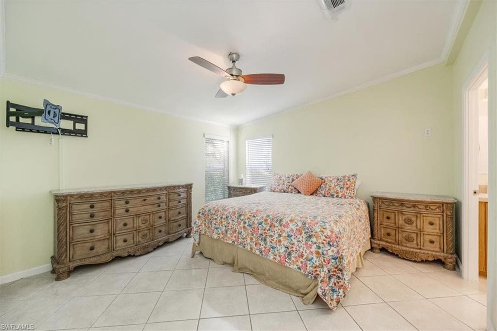 32 Sonderhen DR, NAPLES FL 34114-8