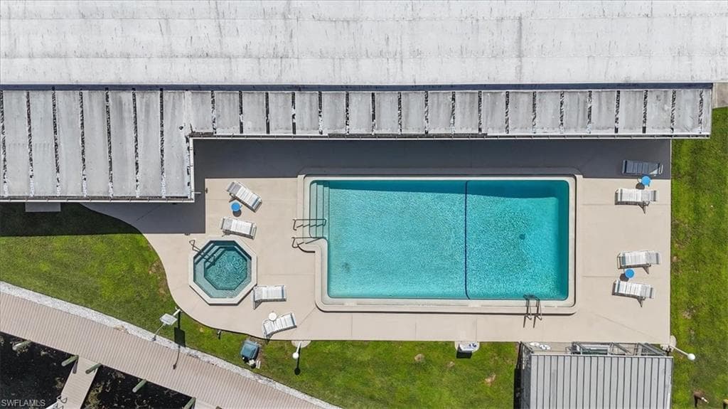 32 Sonderhen DR, NAPLES FL 34114-29