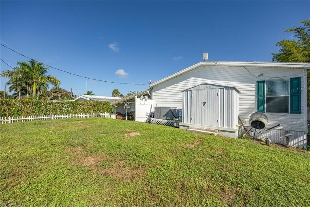 32 Sonderhen DR, NAPLES FL 34114-18