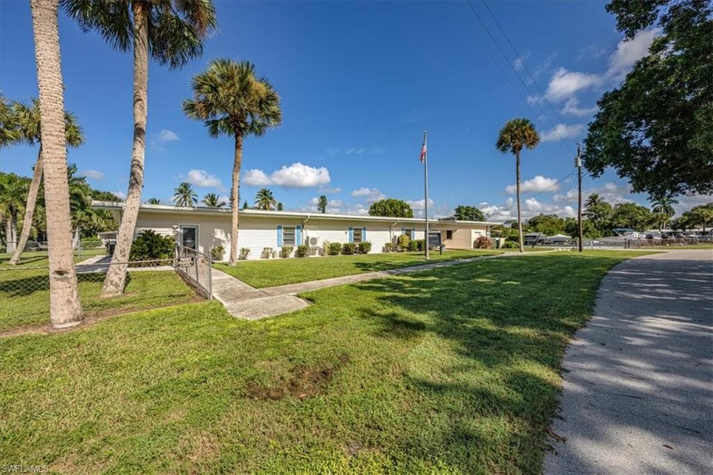 32 Sonderhen DR, NAPLES FL 34114-20