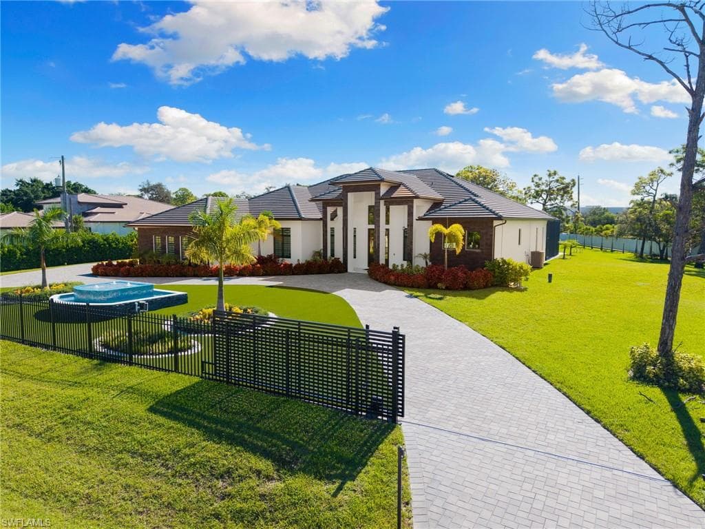 10 Caribbean RD, NAPLES FL 34108-41