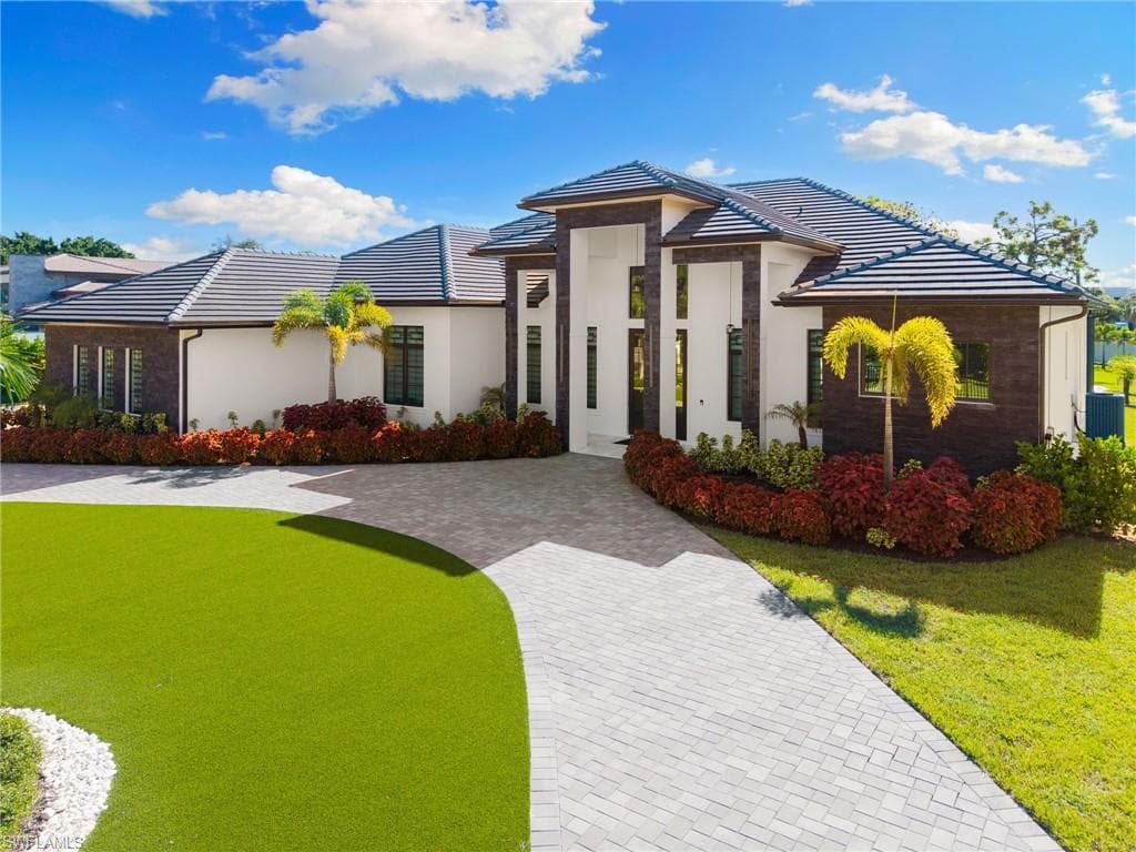 10 Caribbean RD, NAPLES FL 34108-40