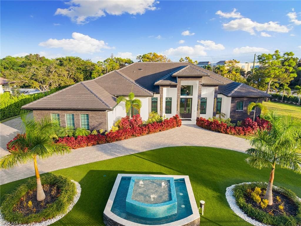 10 Caribbean RD, NAPLES FL 34108-39