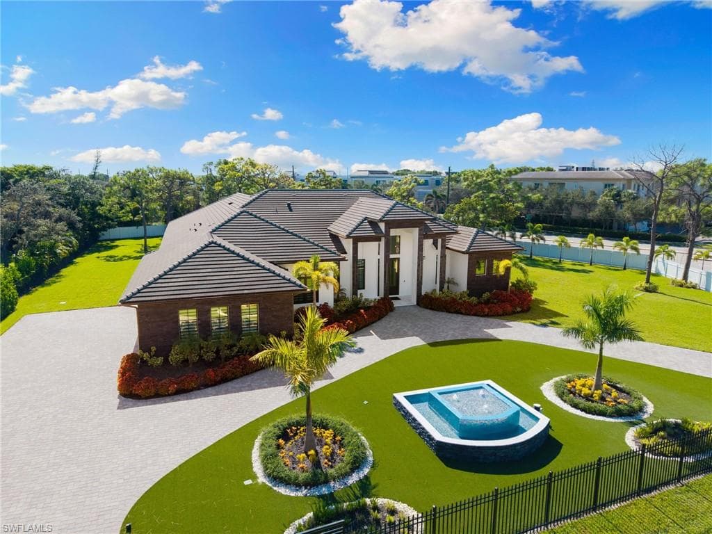 10 Caribbean RD, NAPLES FL 34108-38