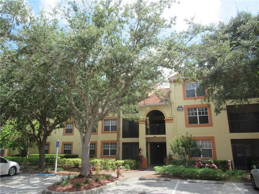 7925 Preserve CIR # 321, NAPLES FL 34119-1