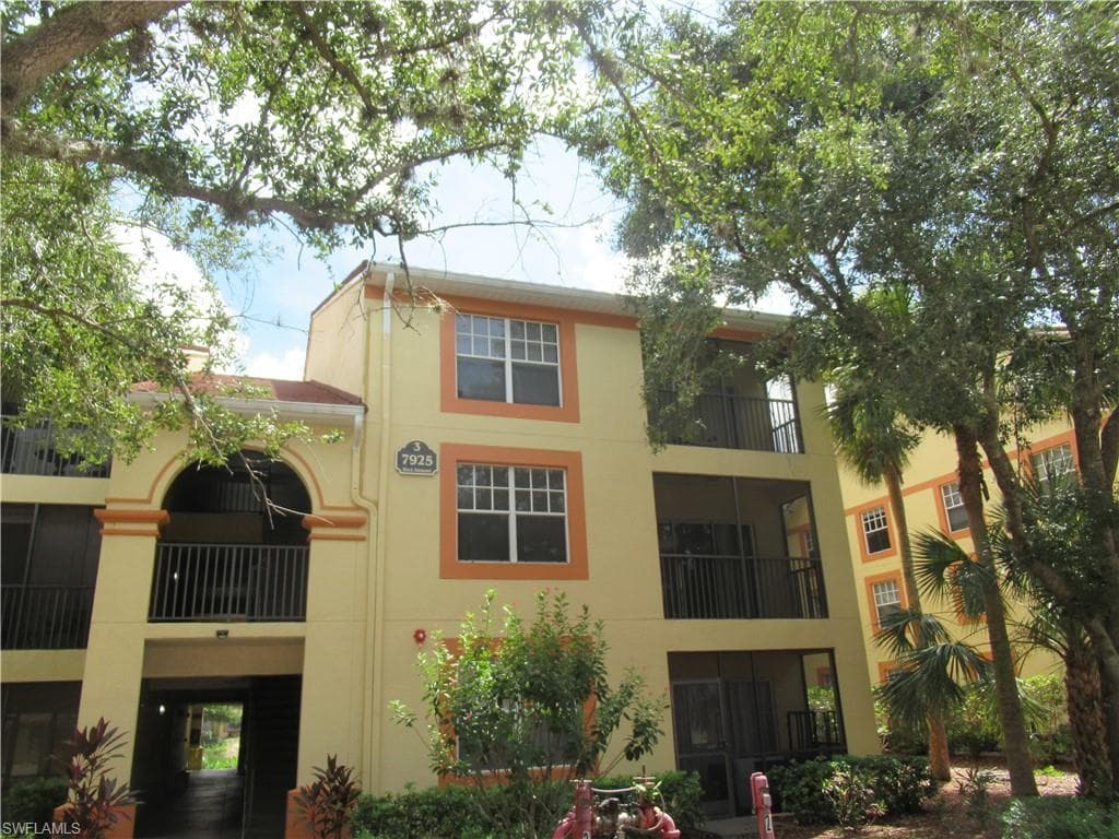 7925 Preserve CIR # 321, NAPLES FL 34119-2