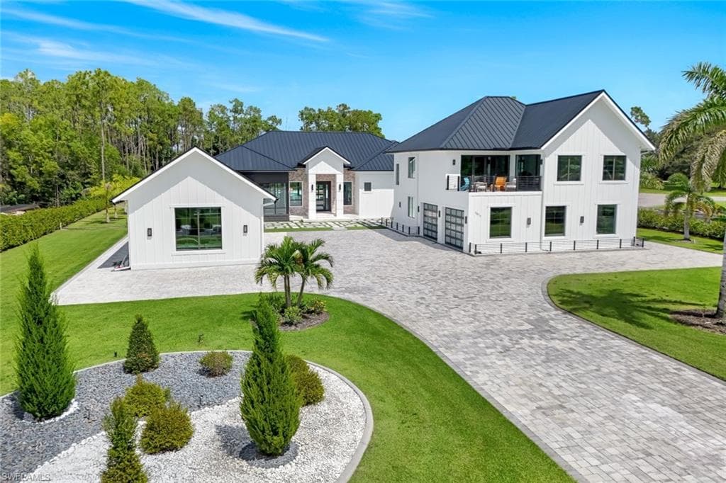 6677 Hunters RD, NAPLES FL 34109-1