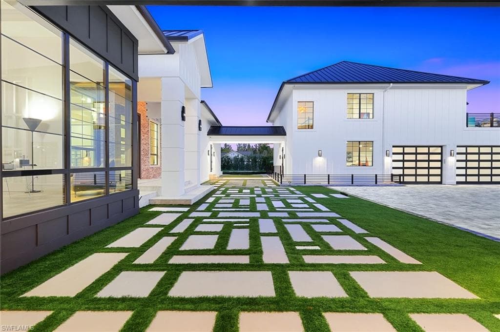 6677 Hunters RD, NAPLES FL 34109-6