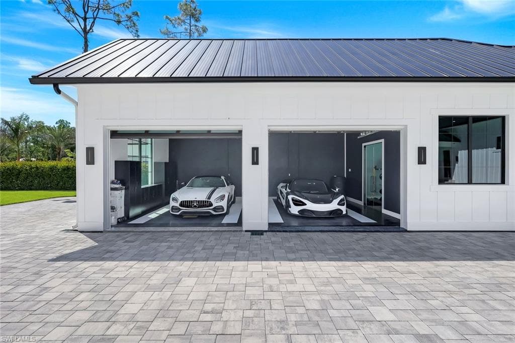 6677 Hunters RD, NAPLES FL 34109-49