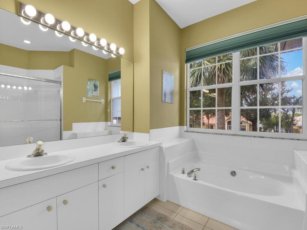 11771 Pinewood Lakes DR, FORT MYERS FL 33913-23