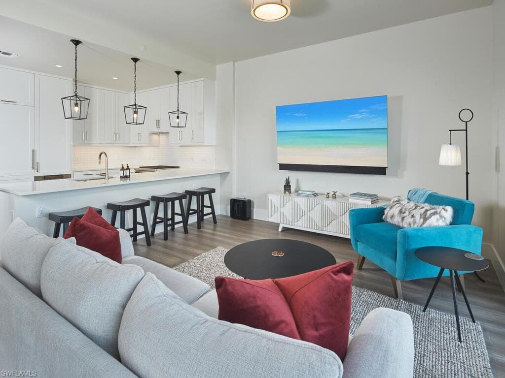 850 Central AVE # 301, OTHER FL 34102-6