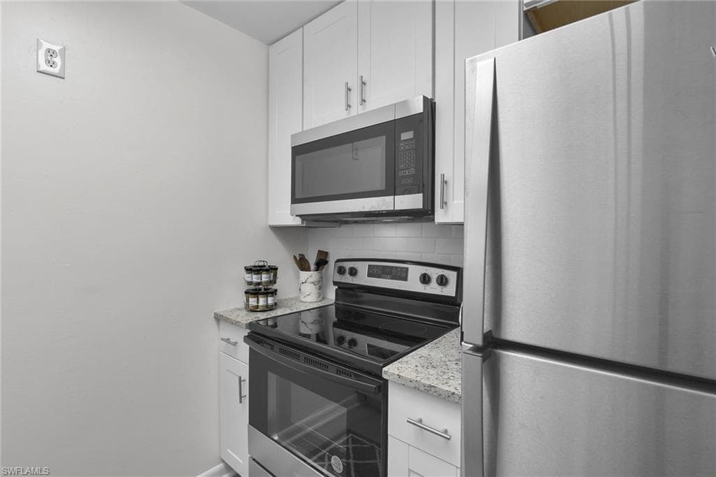 3225 E Riverside DR, FORT MYERS FL 33916-8