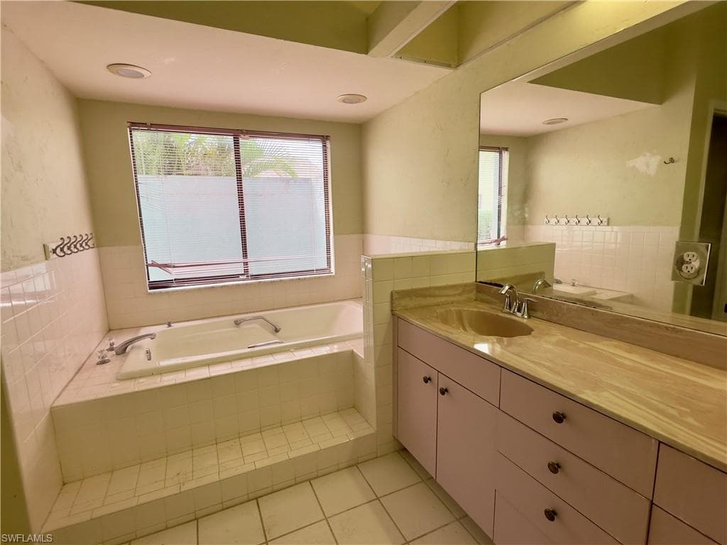 9382 Pineapple RD, FORT MYERS FL 33967-13