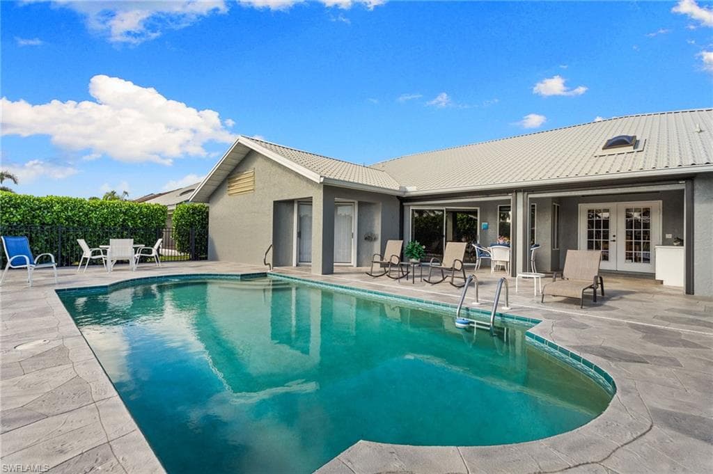 200 Saint James WAY, NAPLES FL 34104-25