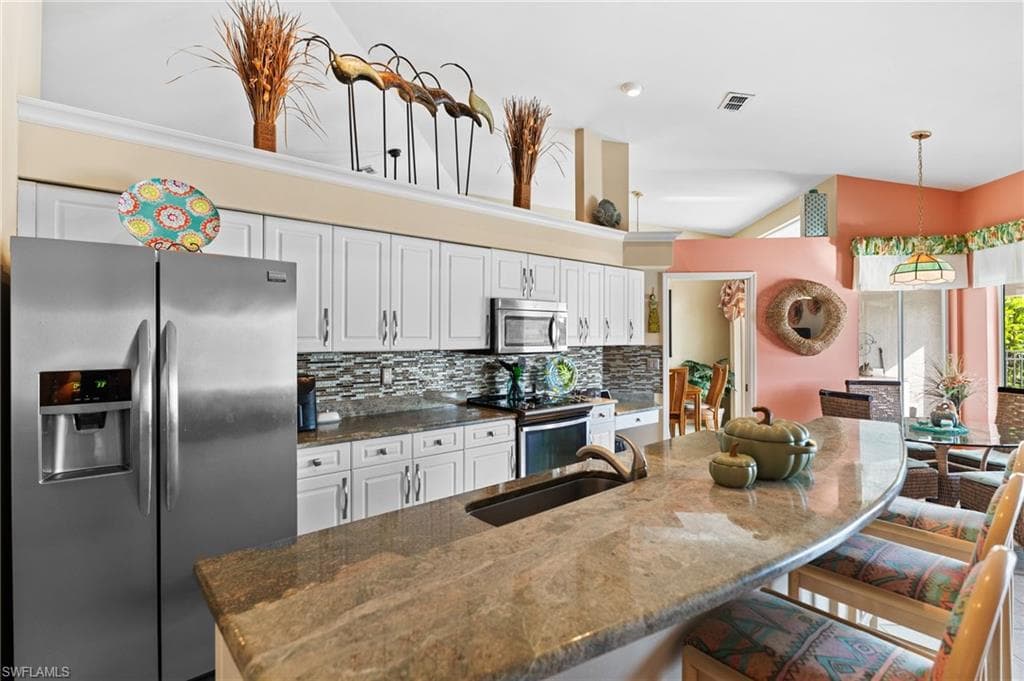 200 Saint James WAY, NAPLES FL 34104-9