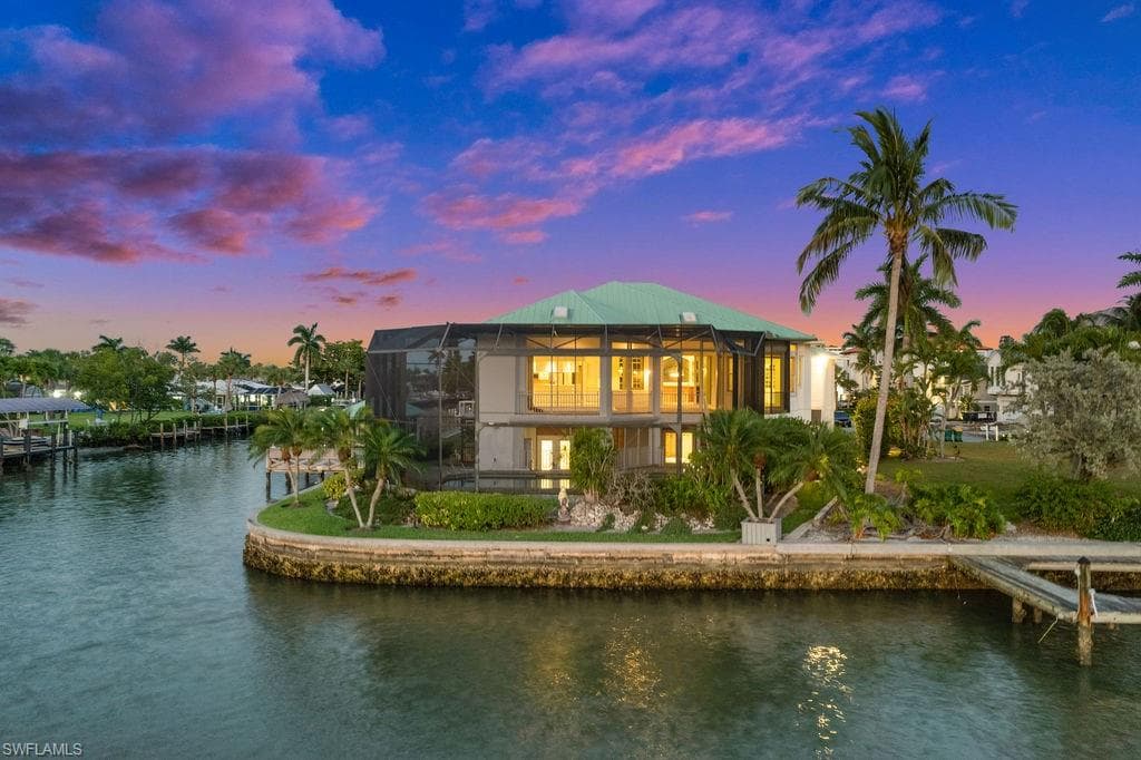 371 Bayside AVE-5