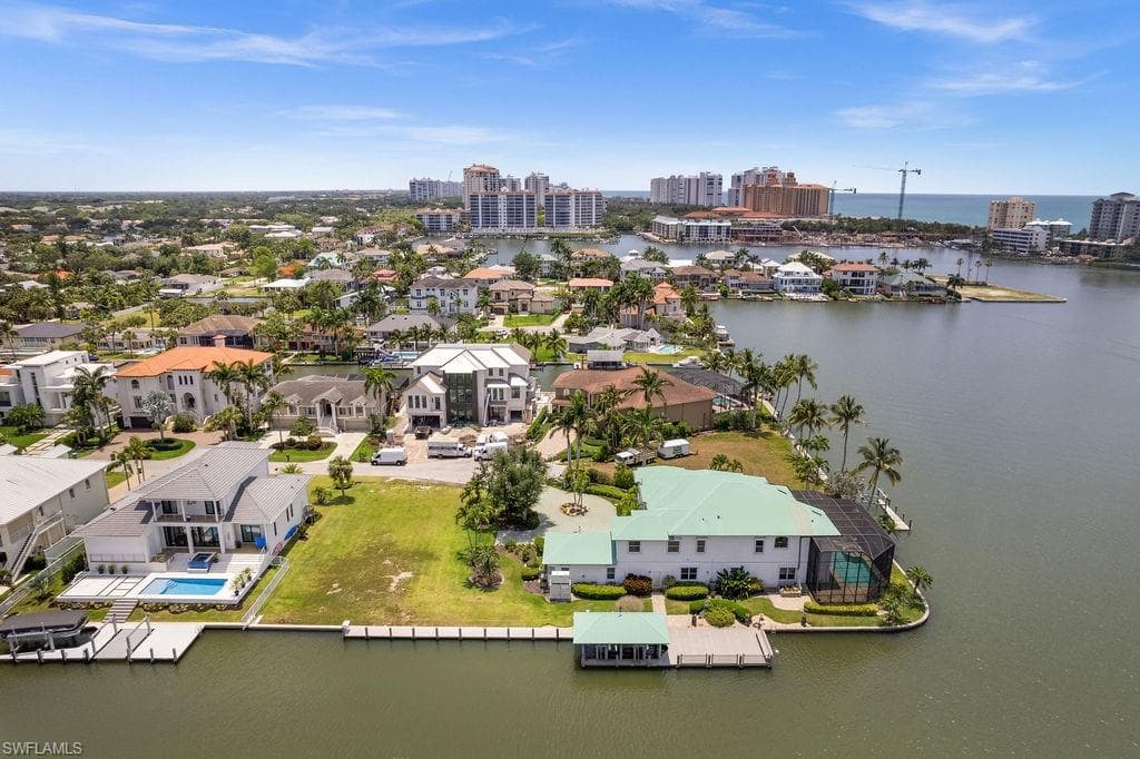 371 Bayside AVE-31