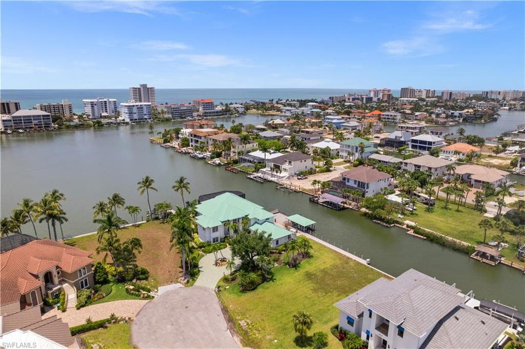 371 Bayside AVE-32