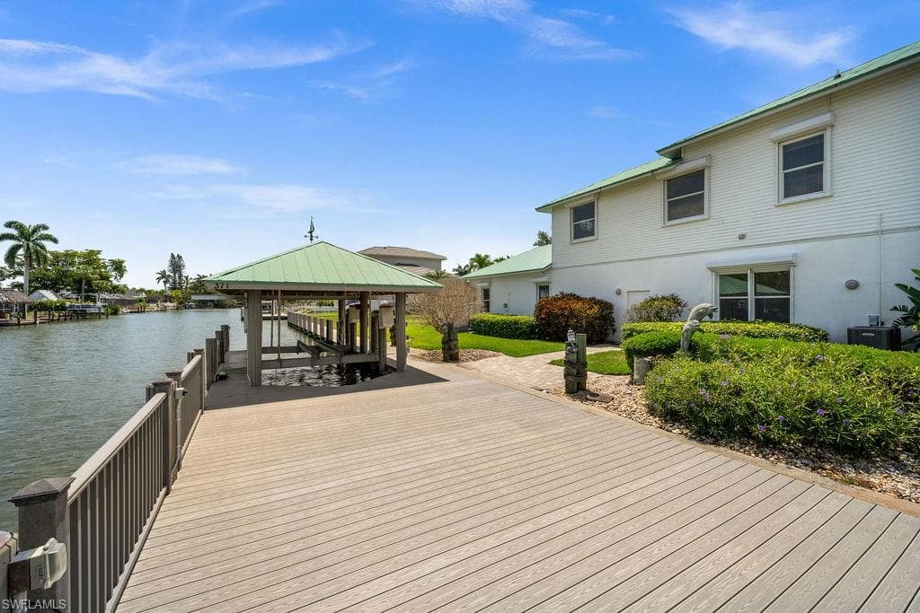 371 Bayside AVE-40