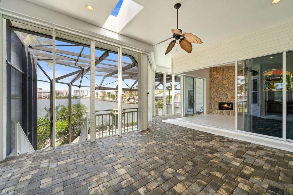 371 Bayside AVE-10