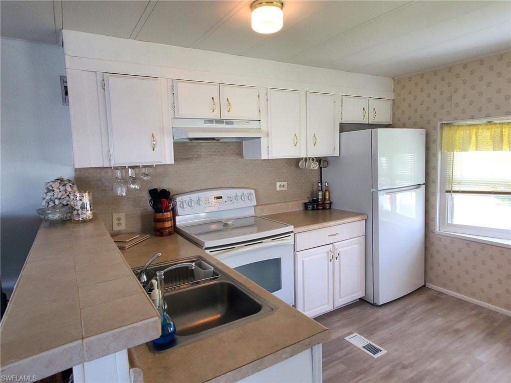 865 Moonlight DR, NORTH FORT MYERS FL 33917-4