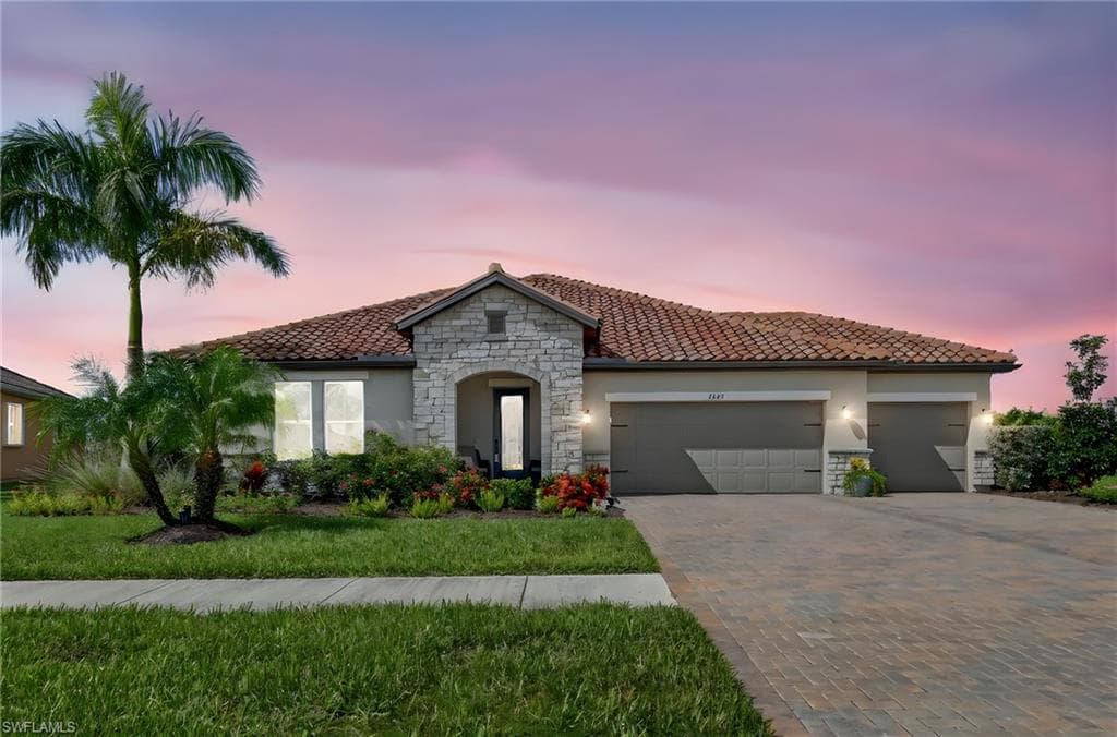 2082 Grove DR, NAPLES FL 34120-1