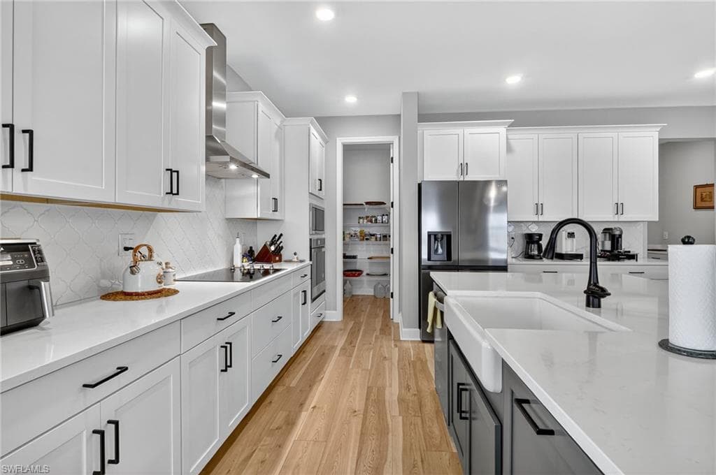 2082 Grove DR, NAPLES FL 34120-11