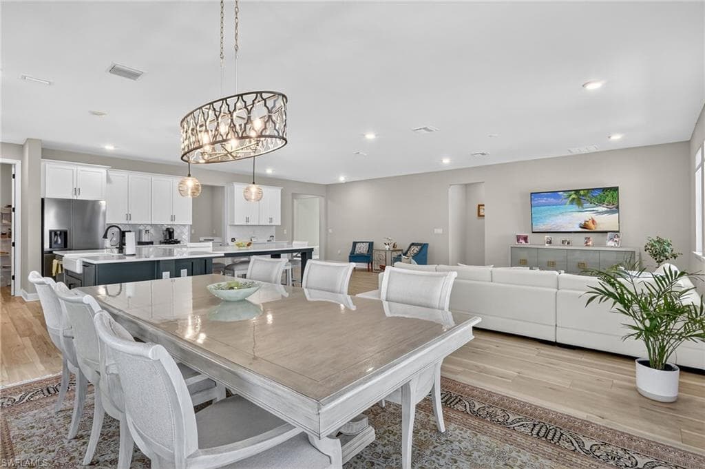 2082 Grove DR, NAPLES FL 34120-7