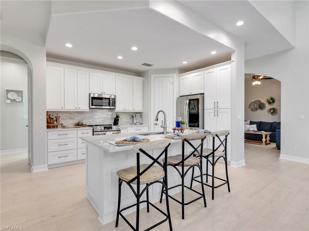 6096 Dogleg DR, NAPLES FL 34113-19