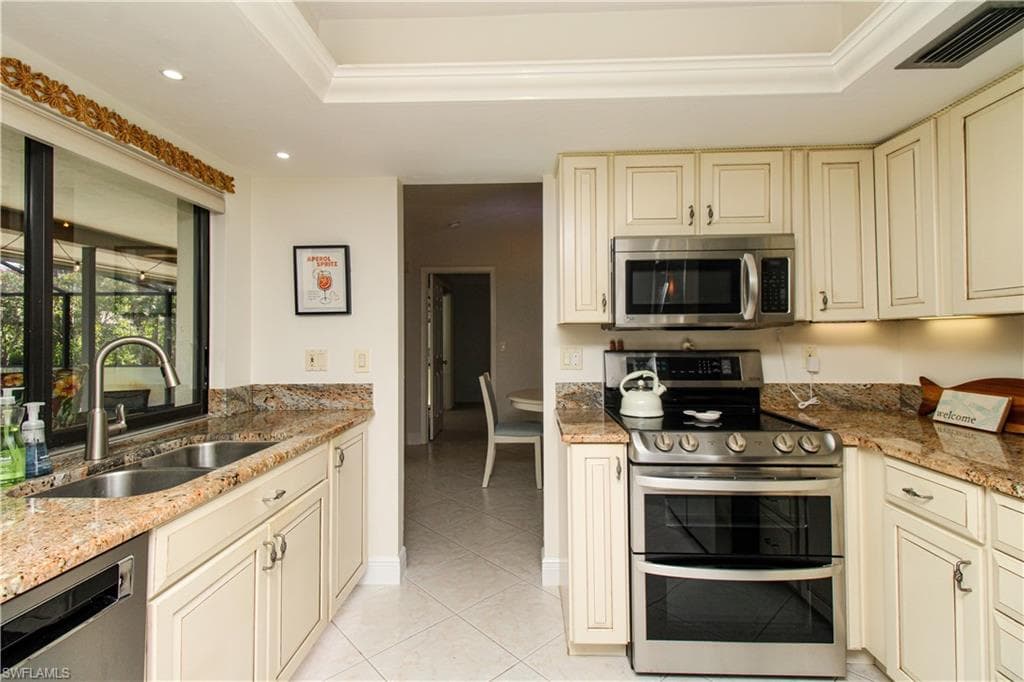 213 Bay Meadows DR, NAPLES FL 34113-19