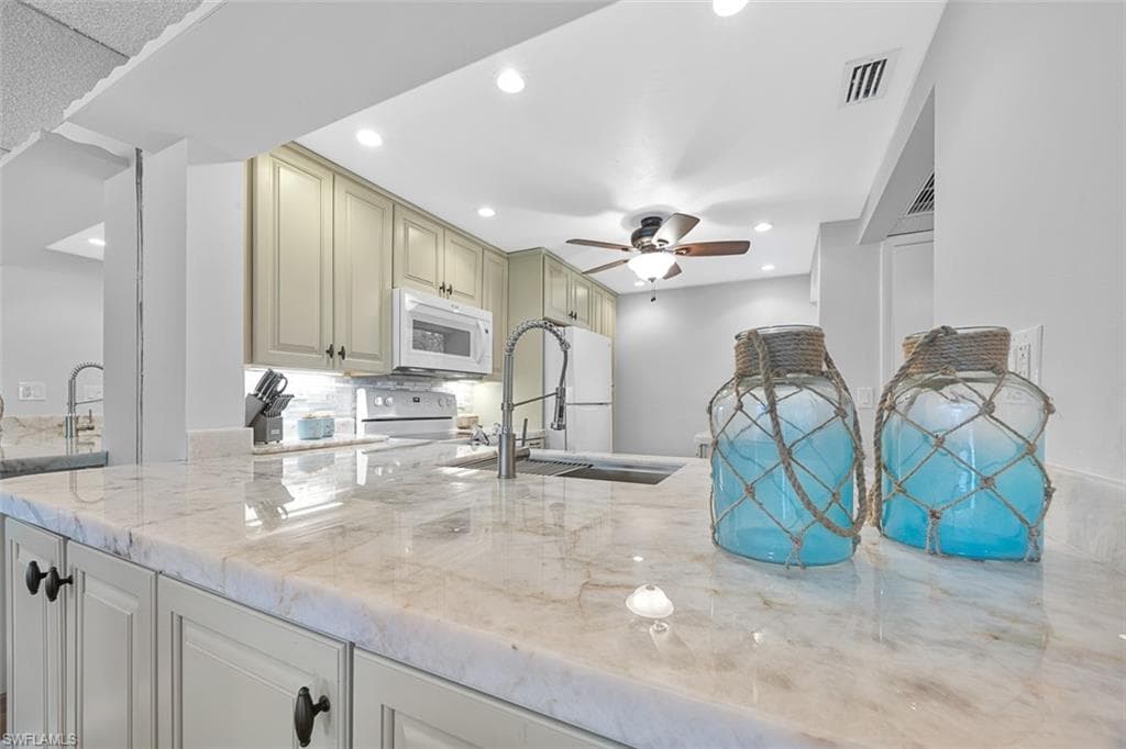 1083 Forest Lakes DR # 207, NAPLES FL 34105-1