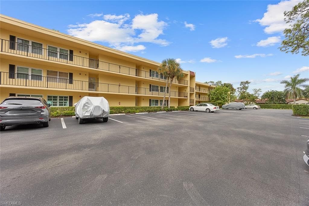 1083 Forest Lakes DR # 207, NAPLES FL 34105-20