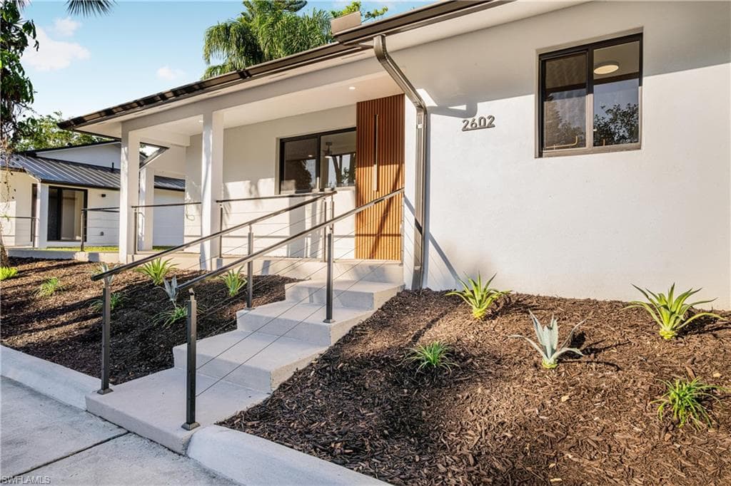 2616 Lakeview DR, NAPLES FL 34112-12