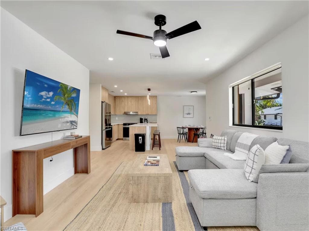 2616 Lakeview DR, NAPLES FL 34112-25