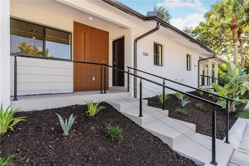 2616 Lakeview DR, NAPLES FL 34112-6