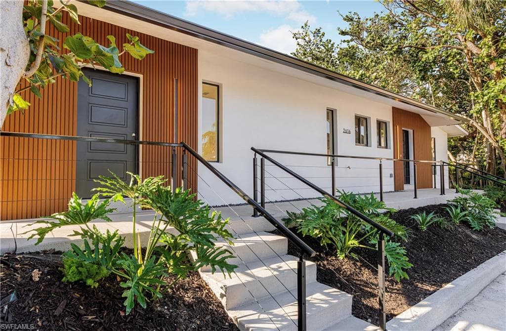 2616 Lakeview DR, NAPLES FL 34112-29