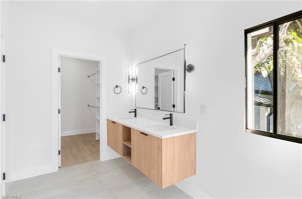 2616 Lakeview DR, NAPLES FL 34112-32