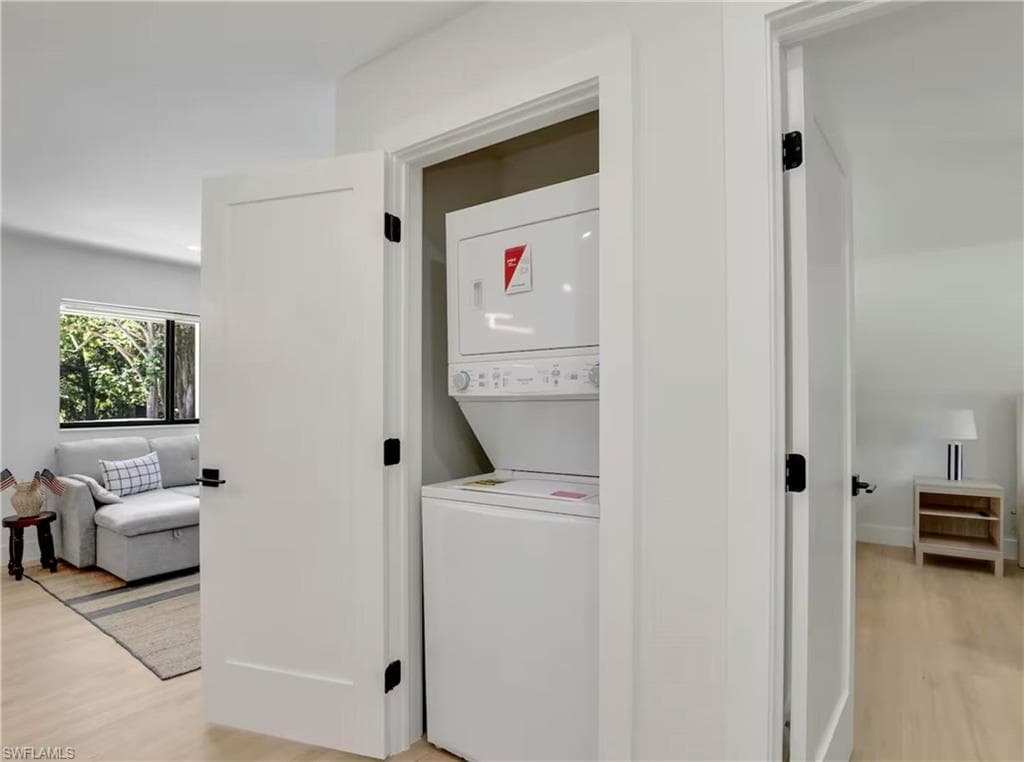 2616 Lakeview DR, NAPLES FL 34112-28