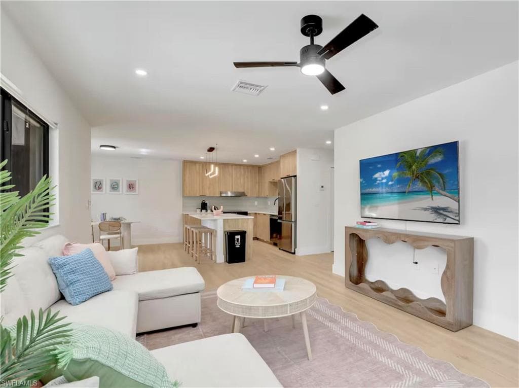 2616 Lakeview DR, NAPLES FL 34112-20