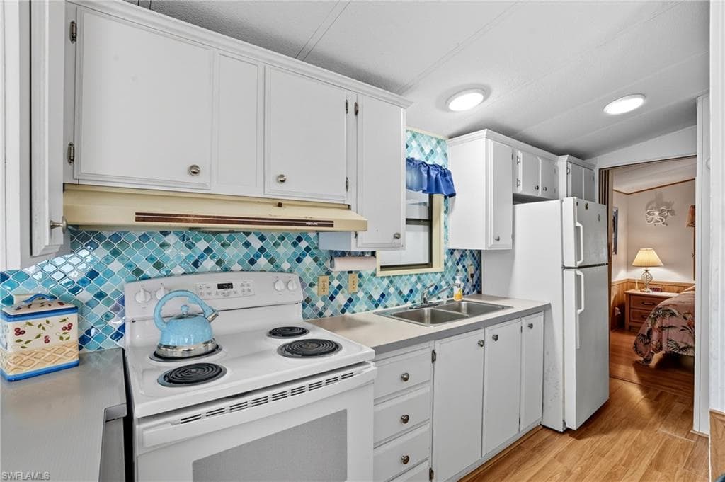 37 Bass LN, NAPLES FL 34114-1