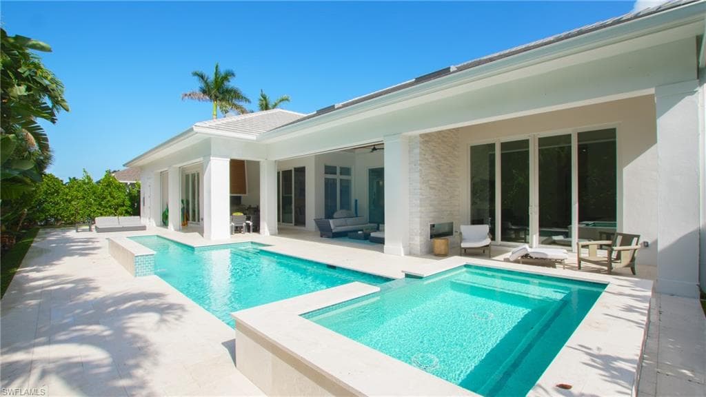 700 Wedge DR, NAPLES FL 34103-1