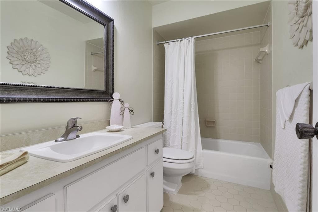 7032 Cedarhurst DR, FORT MYERS FL 33919-22