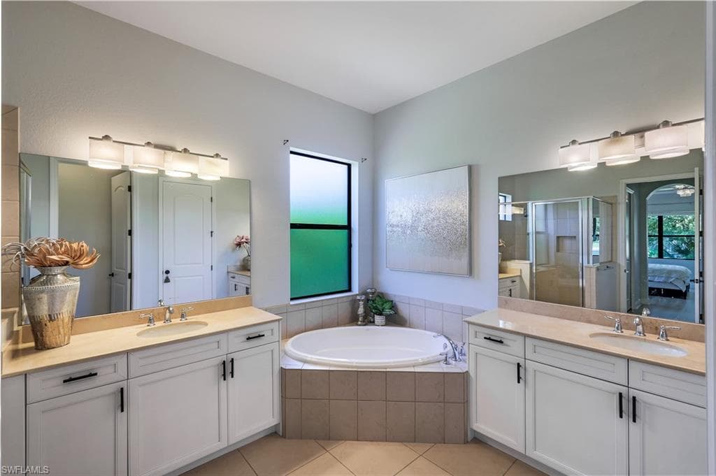 1685 Serrano CIR, NAPLES FL 34105-16