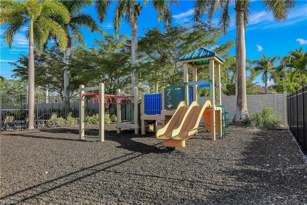 1685 Serrano CIR, NAPLES FL 34105-44