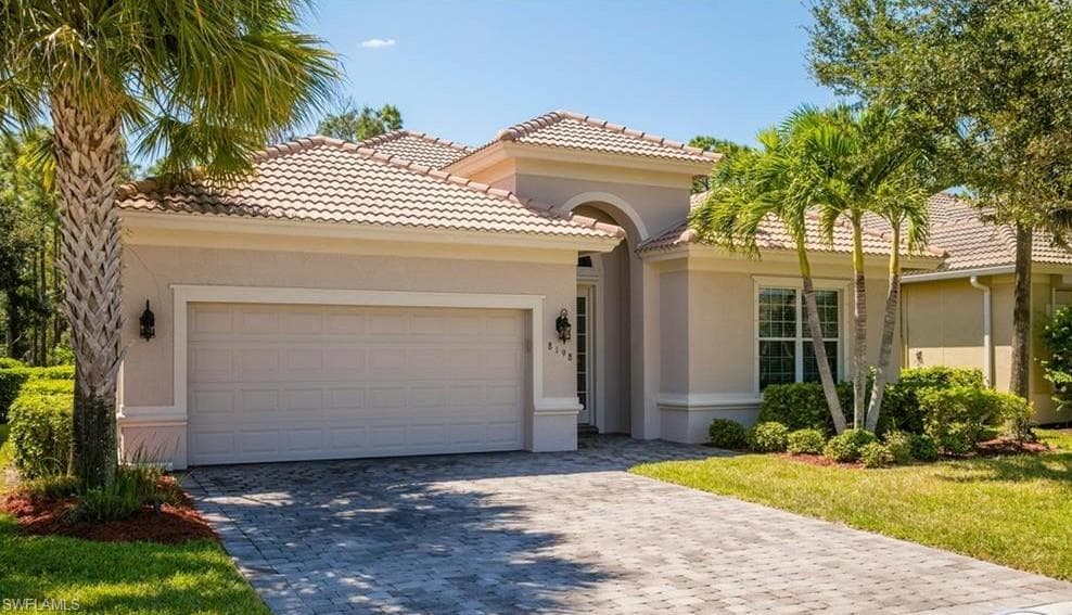 8198 Valiant DR, NAPLES FL 34104-1