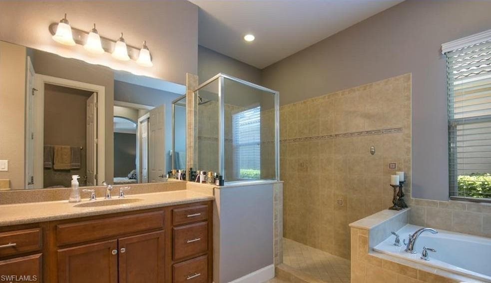 8198 Valiant DR, NAPLES FL 34104-17